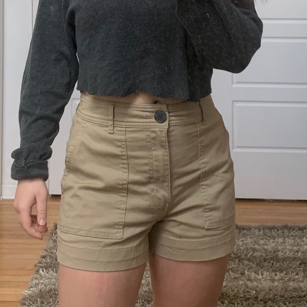 🚨MAKE AN OFFER 🚨Khaki shorts H&M size 4